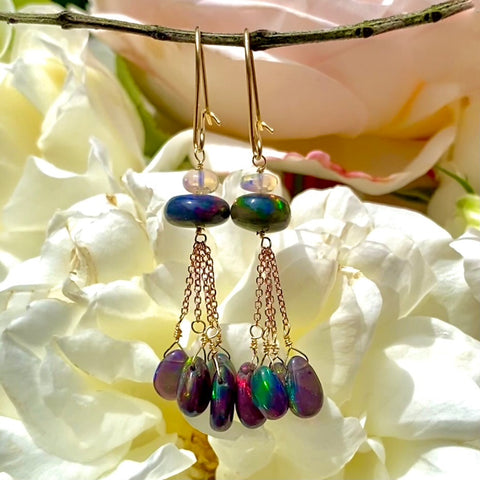 Opal earrings in yellow gold